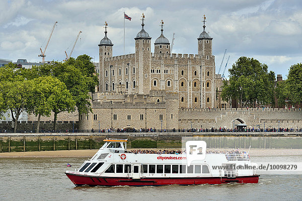 Ausflugsboot auf der Themse vor dem Tower of London  London  England  Großbritannien  Europa