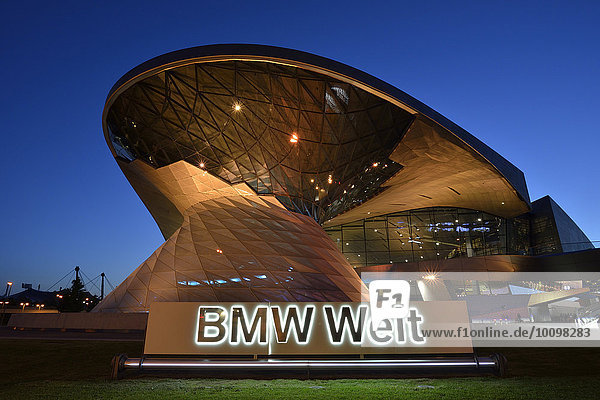 BMW-Welt im Abendlicht  München  Bayern  Deutschland  Europa