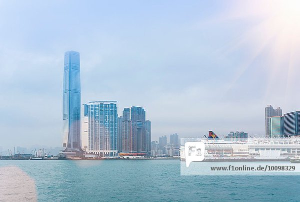 Blick auf die Skyline von Kowloon über Victoria Harbour  Hongkong  China