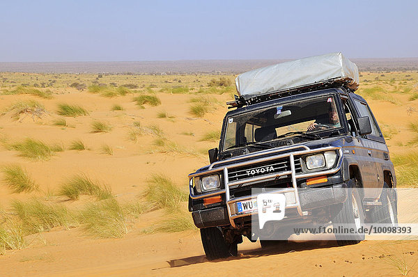 Geländewagen mit Dachzelt unterwegs in der Wüste  Strecke Atar nach Tidjikja  Region Adrar  Mauretanien  Afrika