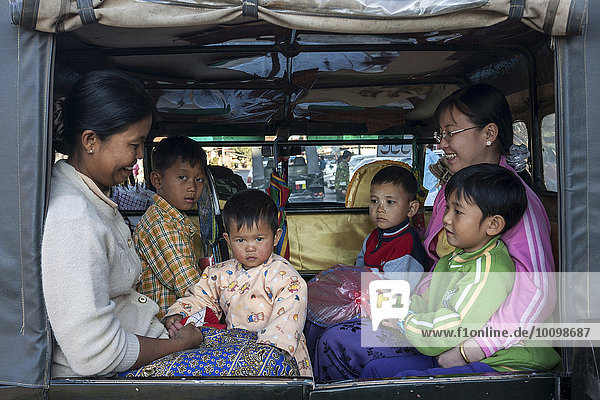 Einheimische Frauen und Kinder sitzen in einem Fahrzeug  Kalaw  Shan-Staat  Myanamr