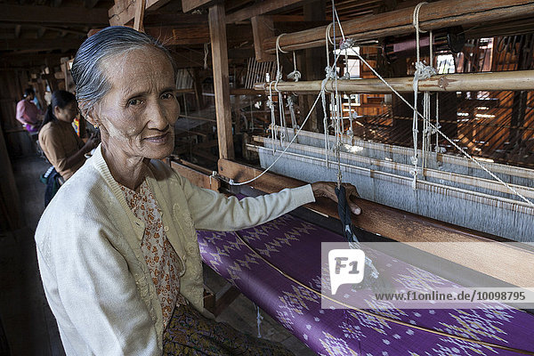 Alte einheimische Frau webt Stoff aus Lotusblütenseide  Lotusblütenweberei  Paw Khone  Inle-See  Shan-Staat  Myanmar  Asien
