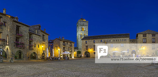 Plaza Mayor mit Kirchturm der Iglesia de Santa Maria  Aínsa  Aragonien  Spanien  Europa