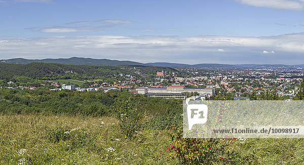 Ausblick vom Eichkogel auf Mödling  vorne Höhere Technische Lehranstalt  Mödling  Niederösterreich  Österreich  Europa