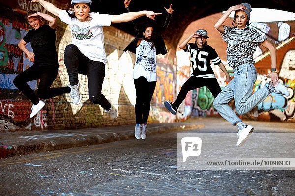 Junge Frauen beim Springen in der Luft