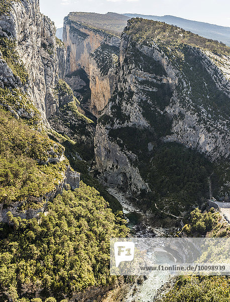 Felseinschnitt Couloir Samson  Aussichtspunkt Point Sublime  Verdonschlucht  Gorges du Verdon  auch Grand Canyon du Verdon  Regionaler Naturpark Verdon  Rougon  Provence-Alpes-Côte d'Azur  Frankreich  Europa