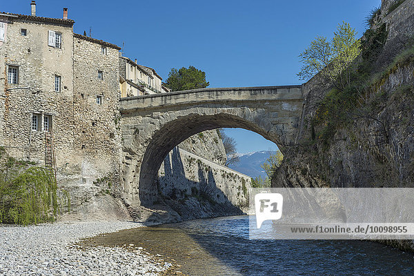 Roman bridge across the Ouvèze  once important crossroads of ancient Roman roads  Vaison-la-Romaine  Provence-Alpes-Côte d'Azur  France  Europe