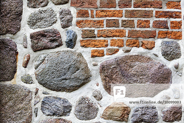 Alte Steinmauer aus Feldsteinen und Ziegelsteinen Kirche St. Urbanus Dorum Niedersachsen Deutschland Europa
