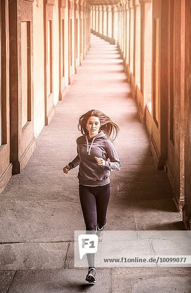 Vorderansicht der jungen Frau in Sportbekleidung Jogging