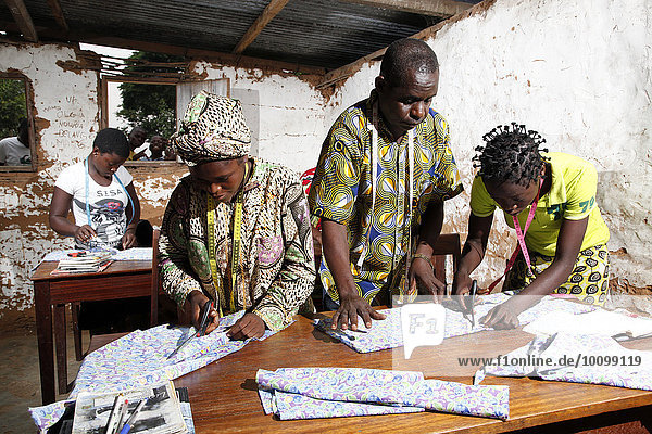 Zuschneiden von Kleidern  Schneiderei-Lehrgang  Kasongo-Lunda  Kawongo Distrikt  Provinz Bandundu  Republik Kongo