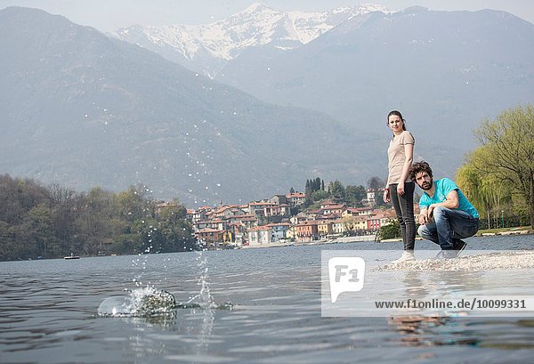 Junges Ehepaar beim Abschöpfen von Steinen im Mergozzo-See  Verbania  Piemonte  Italien