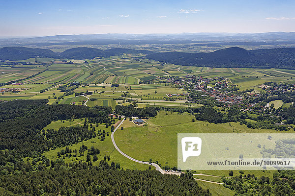 Ausblick von Hohe Wand über Neue Welt mit Maiersdorf  Gutensteiner Alpen  Industrieviertel  Niederösterreich  Österreich  Europa