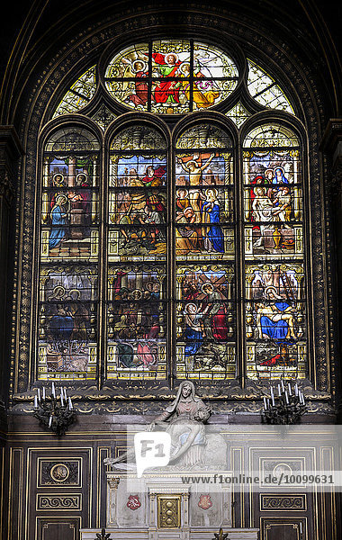 Pietà vor Kirchenfenster in der Kirche Saint Eustache  Église des Halles  Paris  Frankreich  Europa