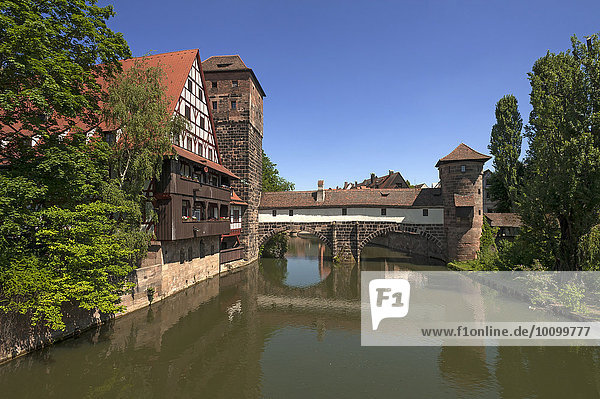 Ehemaliger Weinstadl  1446-48 als Sondersiechenhaus erbaut  Mitte der ehemalige Wasserturm  rechts das ehemalige Henkerhaus  vorne die Pegnitz  Nürnberg  Mittelfranken  Bayern  Deutschland  Europa