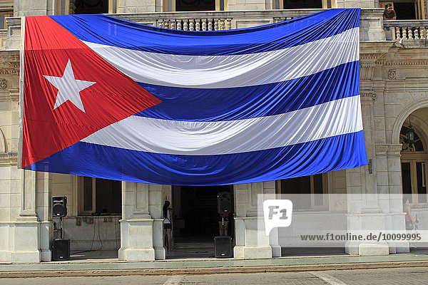 Große kubanische Flagge  hängt vor Gebäude  Santa Clara  Kuba  Nordamerika