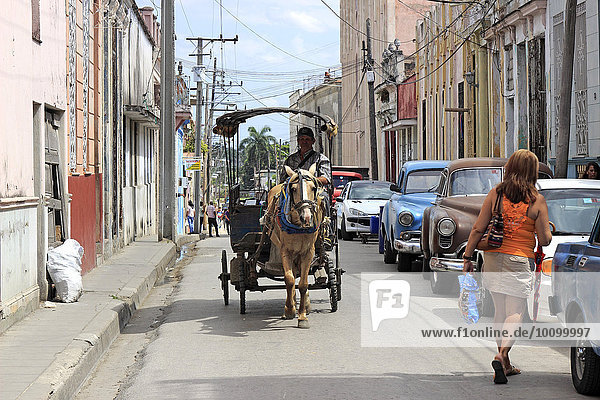 Pferd und Wagen auf Stadtstraße,  übliches Transportmittel in Kuba,  Santa Clara,  Kuba,  Nordamerika