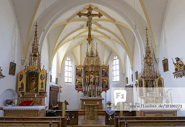 Chorraum mit Flügelaltar in Kirche von Rabenden  Gemeinde Altenmarkt an der Alz  Chiemgau  Oberbayern  Bayern  Deutschland  Europa
