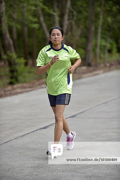 Frau beim Joggen  Koh Samui  Thailand  Asien