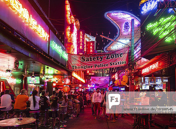 Nachtleben im Rotlichtviertel Soi Cowboy mit vielen Bars  Asoke Road  Krung Thep  Bangkok  Thailand  Asien