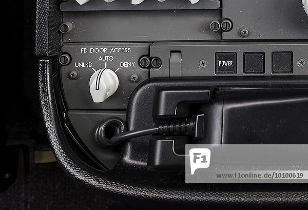 Ein Schalter FD Door Access im Cockpit einer Boeing 787-9 Dreamliner der Fluggesellschaft ANA  mit diesem Schalter kann der Pilot den Zugang zum Cockpit erlauben oder verbieten