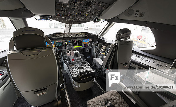Cockpit einer Boeing 787-9 Dreamliner der Fluggesellschaft ANA am Flughafen München  Oberbayern  Bayern  Deutschland  Europa