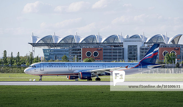 Ein Aeroflot Airbus vom Typ A321-211  Registrierungsnummer VQ-BED  rollt auf dem Flughafen München  München  Oberbayern  Bayern  Deutschland  Europa