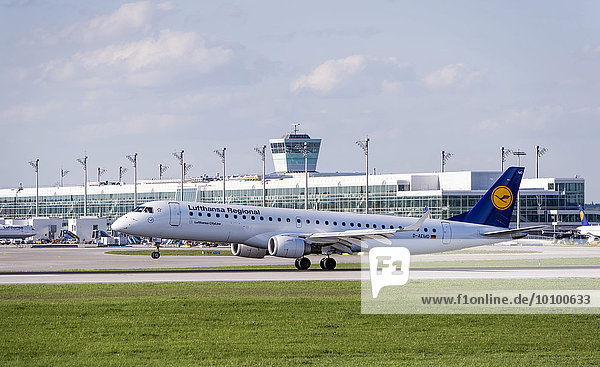Ein Lufthansa-Jet  Typ Embraer ERJ-195-200LR  Registrierungsnummer D-AEMD  landet auf dem Flughafen München  München  Oberbayern  Bayern  Deutschland  Europa