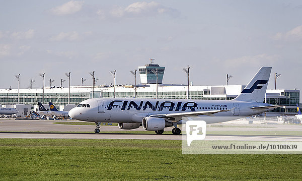 Ein Airbus der Fluggesellschaft Finnair vom Typ Airbus A320-214  Registrierungsnummer OH-LXD  rollt auf dem Flughafen München  München  Oberbayern  Bayern  Deutschland  Europa