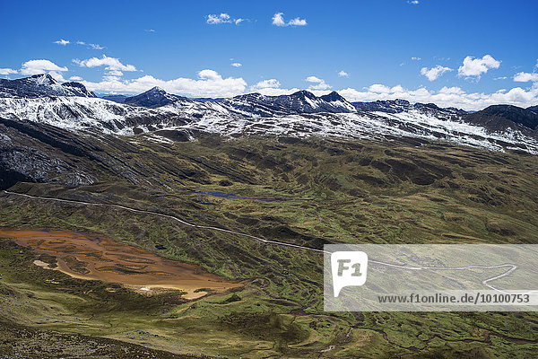 Schneebedeckte Berge und Passstraße  Gebirgszug Cordillera Huayhuash  Anden  Nordperu  Peru  Südamerika