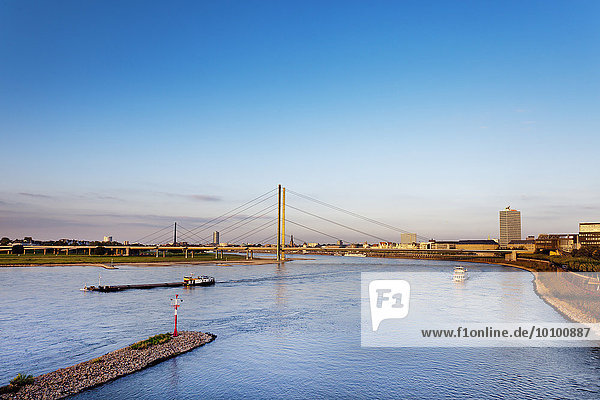 Rheinkniebrücke und Rhein  Altstadt  Düsseldorf  Nordrhein-Westfalen  Deutschland  Europa