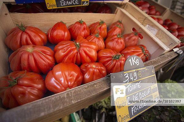 Große Erbstück-Tomaten an einem Marktstand in Bonifacio auf Korsika.