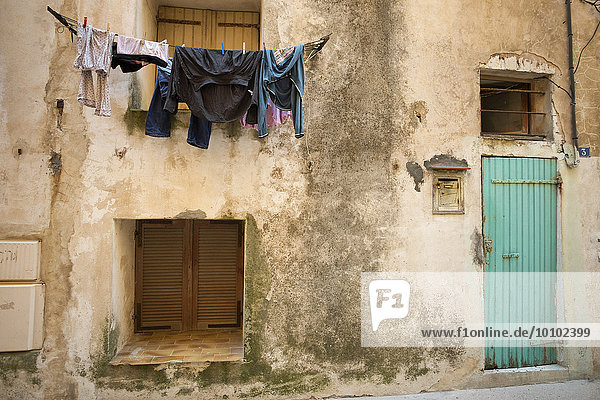 Wäschetrocknung auf einer Wäscheleine vor einem Haus in Bonifacio auf Korsika.