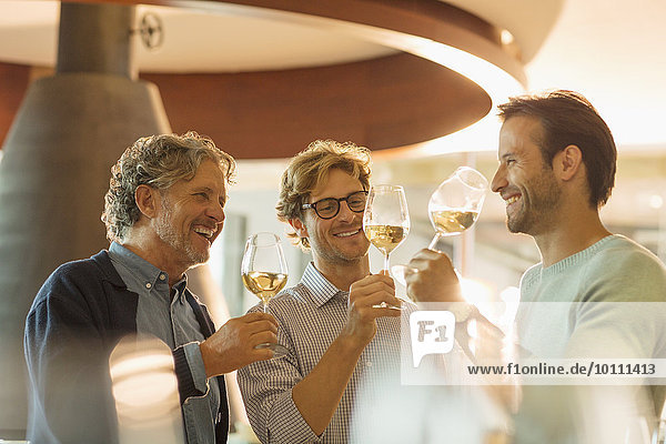 Männer Weinverkostung Weißwein im Weinkeller