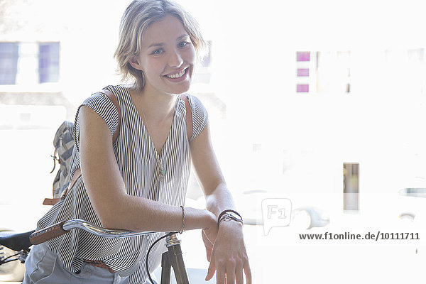 Portrait lächelnde Frau auf dem Fahrrad