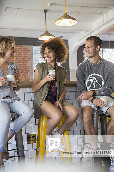 Freunde  die sich unterhalten und Kaffee trinken im Café.