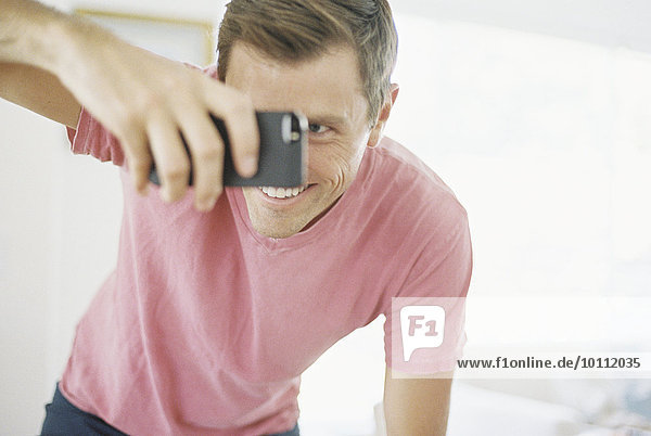 Mann Fotografie nehmen lächeln Smartphone