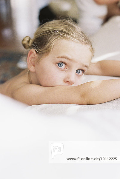 Portrait blond Blick in die Kamera jung Mädchen Haar