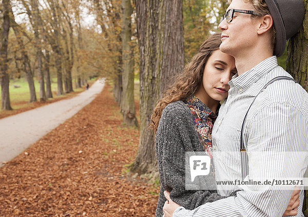 Junges Paar aneinander geschmiegt  Herbstaufnahme