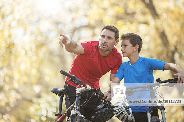 Berg zeigen Menschlicher Vater Sohn erklären Fahrrad Rad