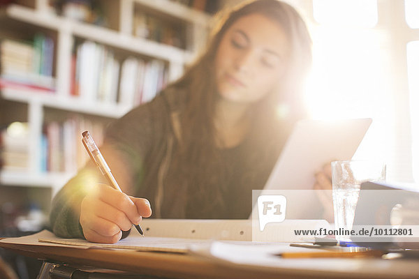 Jugendlicher Schreibtisch Sonnenlicht Tablet PC Mädchen Hausaufgabe