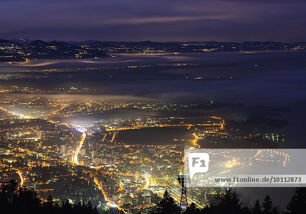 Blick vom Pfänder auf Bregenz  Österreich  Nachtaufnahme