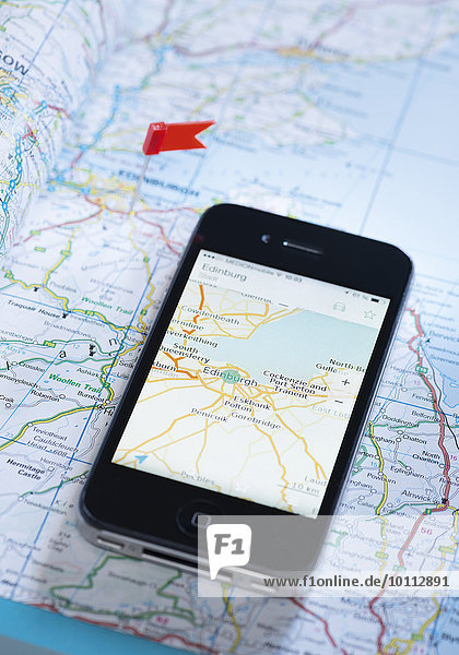 Smartphone mit Navigationsfunktion auf Landkarte