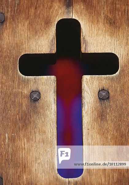 Kreuz in Holztüre