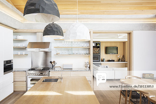 über Küche Beleuchtung Licht Holz Insel hängen modern