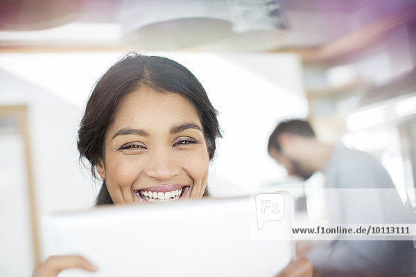 benutzen Portrait Frau lächeln Close-up Tablet PC