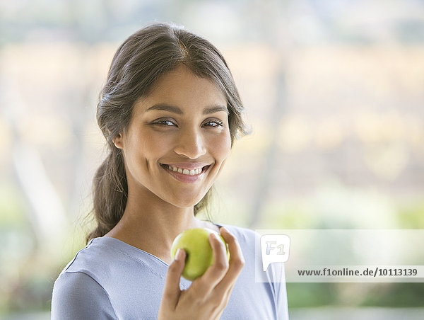 Portrait Frau lächeln grün Close-up Apfel essen essend isst