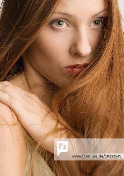 Frau mit langen roten Haaren  Portrait