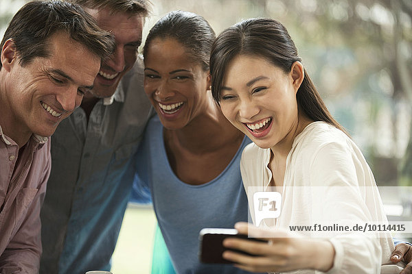 Freunde posieren für Smartphone Selfie  lachend fröhlich