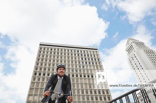 Tiefblick auf den Geschäftsmann beim Radfahren  Los Angeles City Hall  Kalifornien  USA