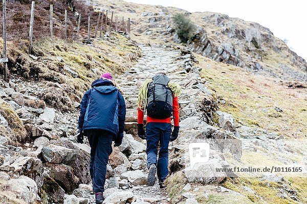 Young couple hiking  Rückansicht  Honister Slate Mine  Keswick  Lake District  Cumbria  Großbritannien